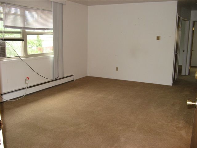 Large living area - 2416 Clearview Ave