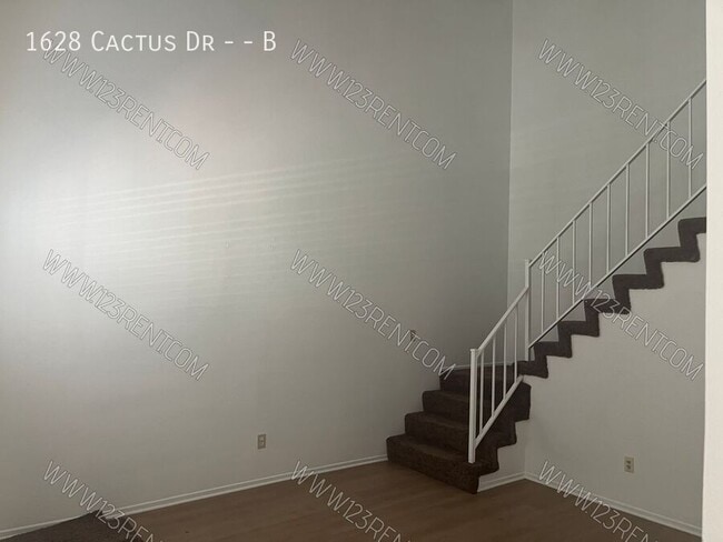 Building Photo - 1628 Cactus Dr