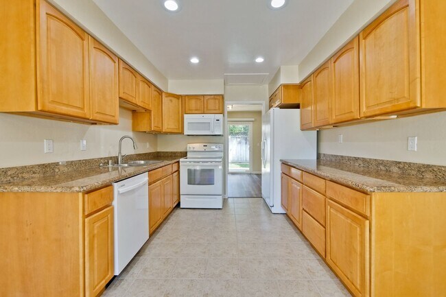 Foto del edificio - Beautiful 3 bedroom 2 bath Single Family Home $5200