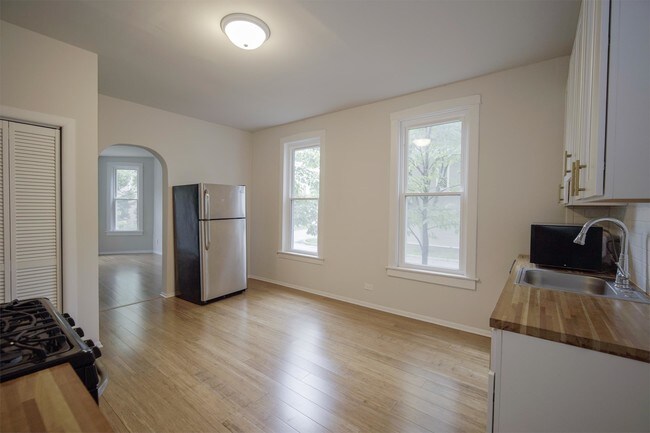 Foto del edificio - 2945 N Ridgeway Ave