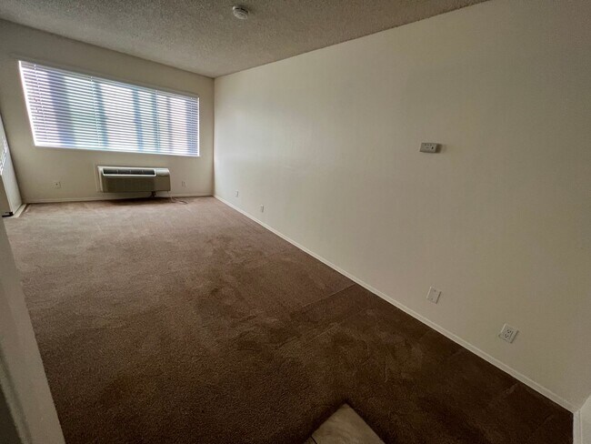 Building Photo - 39-1309