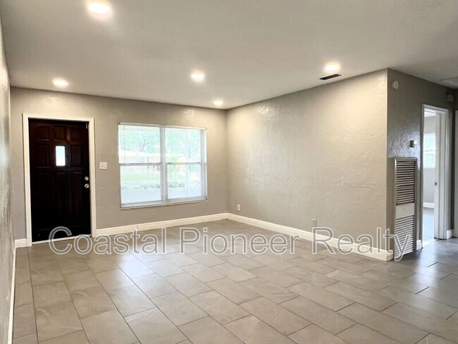 Building Photo - 2489 Del Rio Way