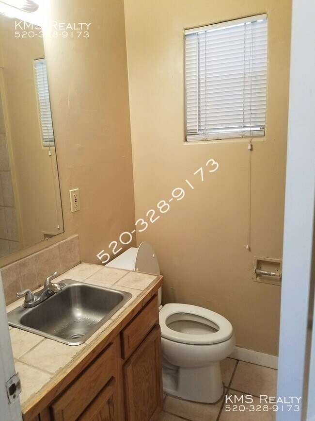 Building Photo - 2 Bedroom  1 Bath (OWNER - AGENT)