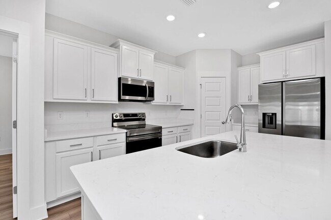 Foto del edificio - Stylish 3-Bedroom Pensacola Home with Hardwood Floors & Stainless Appliances