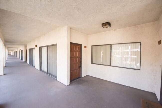 Building Photo - Updated 2 BR- 2 BA in FOUNTAIN VALLEY