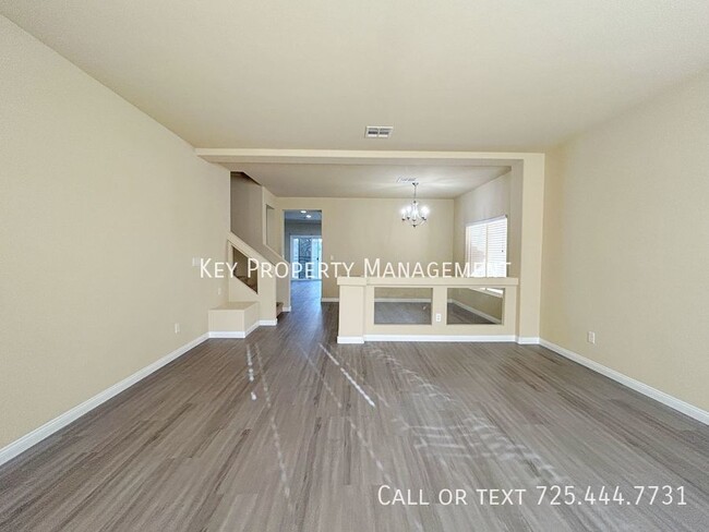 Foto del edificio - 4 BEDROOM 2.5 BATH + LOFT HOME IN SILVERAD...