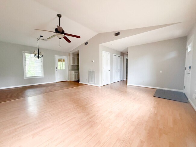 Foto del edificio - Spacious 3-Bedroom Home with Screened Porch, 2-Car Garage + Workshop