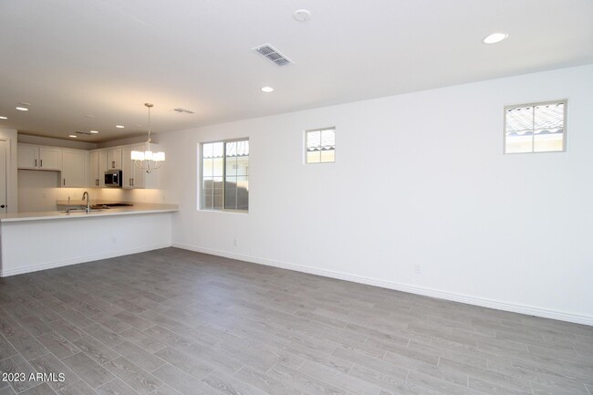 Building Photo - 5725 S Parkwood