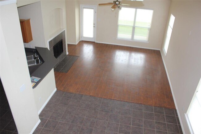 Foto del edificio - 10400 Cedar Lake Dr