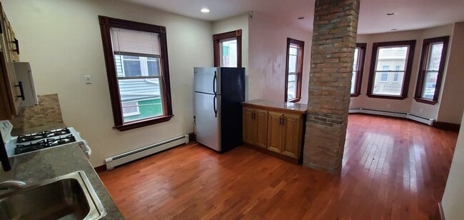 Building Photo - 69 Mozart St