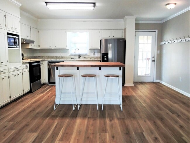 Building Photo - *5 Bedrooms & a Great Backyard!*  ~~~A_TRULY_FABULOUS_HOUSE~~~