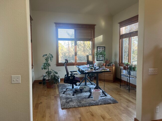 Office/Study - 1641 Redwood Ave