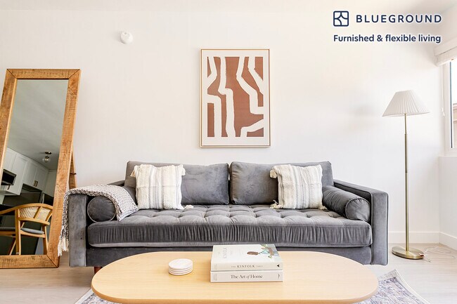 Foto del edificio - 4444 Hazeltine Ave