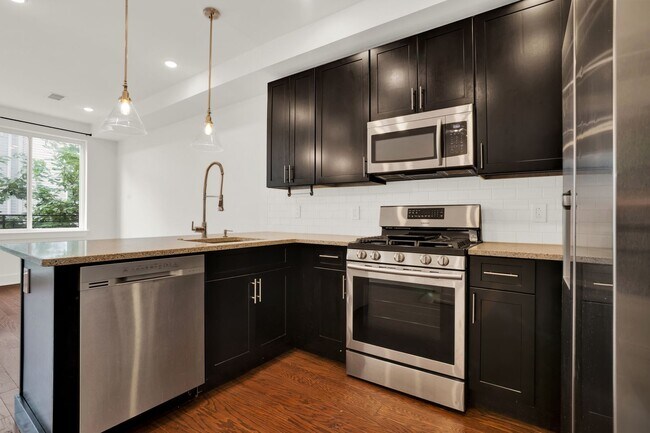 Building Photo - Beautiful huge 3 bed 3 full bath available...