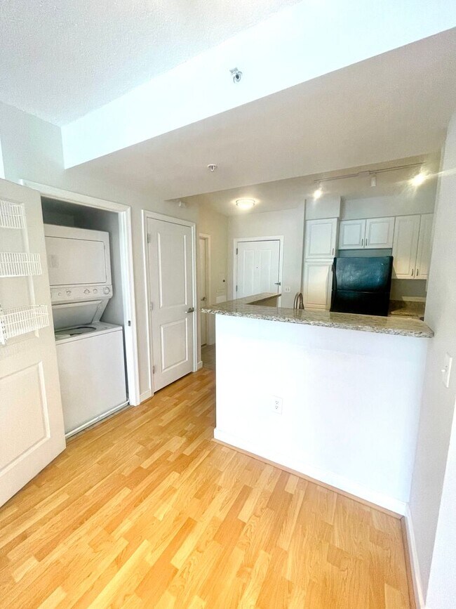 Building Photo - Fabulous location, Amazing 1BR condo with views