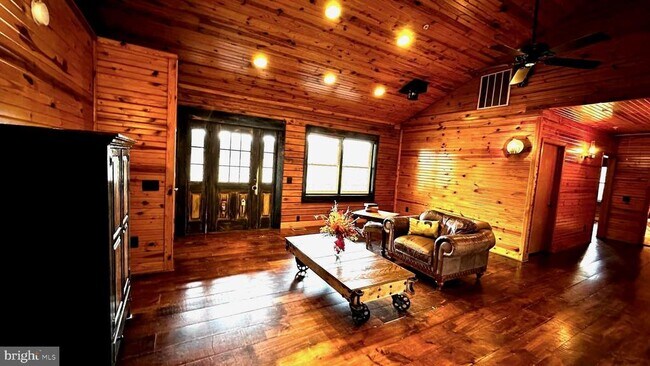 Foto del edificio - 18304 Hawkins Rd