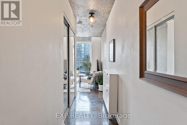 Building Photo - 1029 King St W