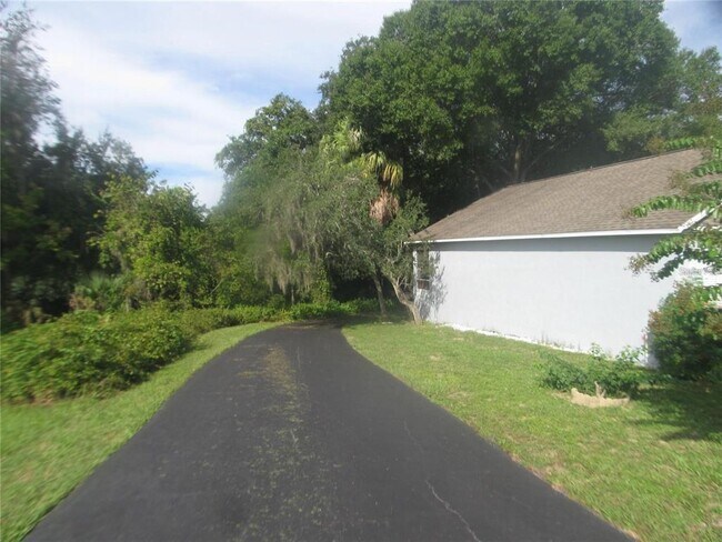 Foto del edificio - 145 Crooked Pine Rd