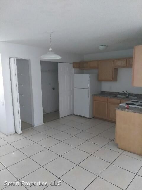 Building Photo - 927 Castle Way