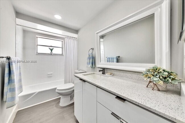 Foto del edificio - 1750 W 46th St