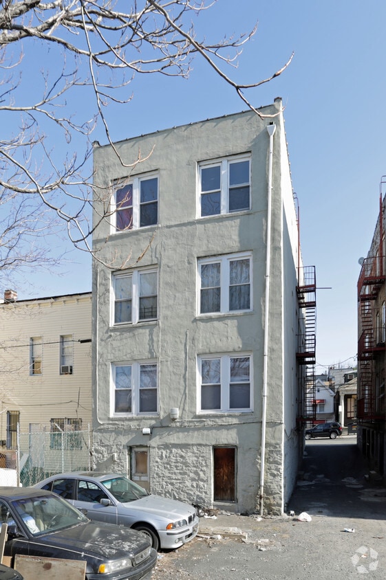 Building Photo - 712 E 216th