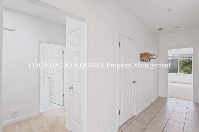 Building Photo - Spacious, Updated 3bd/2ba upper unit on Ta...