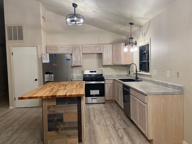 Building Photo - 3 Bedroom 2 bath with Pool in Gated Community