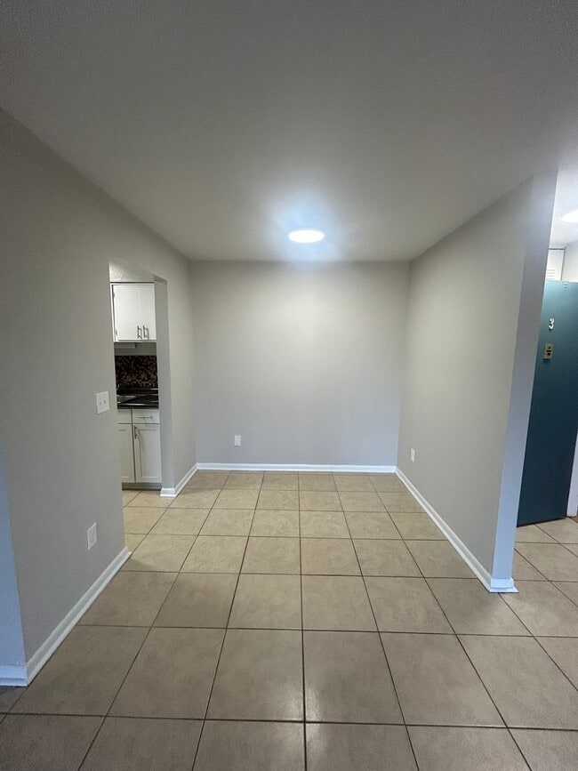 Building Photo - Spacious One Bedroom Available. Close to University and Downtown Area.