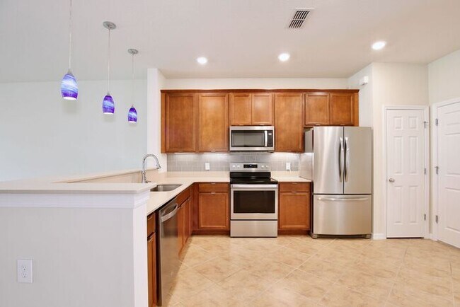 Foto del edificio - AGENT SHOWINGS ONLY! Immaculate Townhome · Dual En-Suite Bedrooms + Flex Loft · Cable & Internet ...