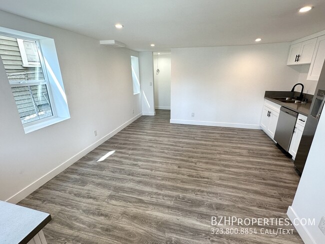 Building Photo - Fully Renovated Studio In Prime Echo Park