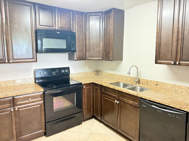 Foto del edificio - 4022 Versailles Dr