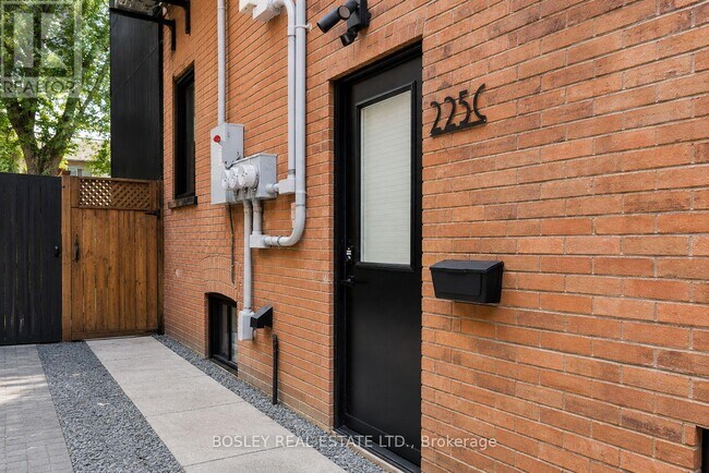 Photo du bâtiment - 225 Gainsborough Rd