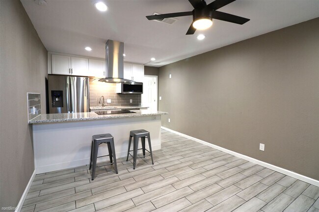 Building Photo - 1 br, 1 bath 4plex - 101 North Oak Street #A