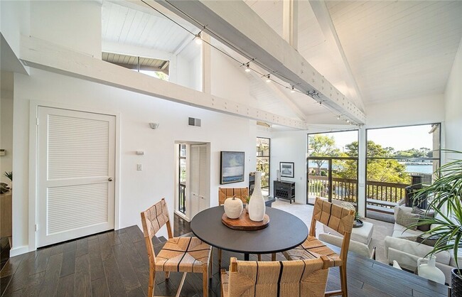 Building Photo - 5226 Marina Pacifica Dr S