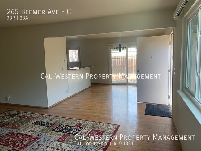 Foto del edificio - Detached 3bed/2bath home with garage and b...