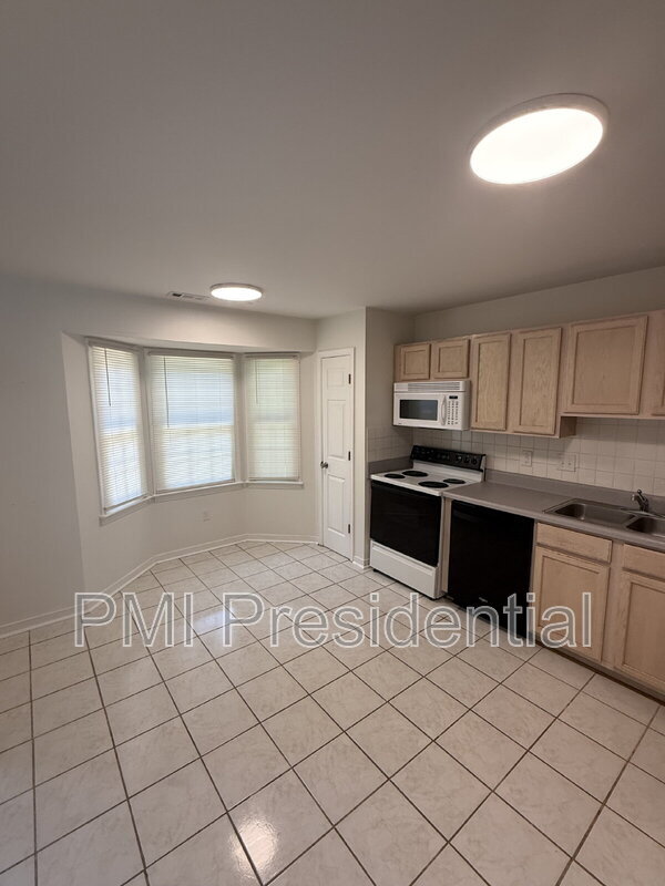 Building Photo - 3912 Sherwood Forest Terrace