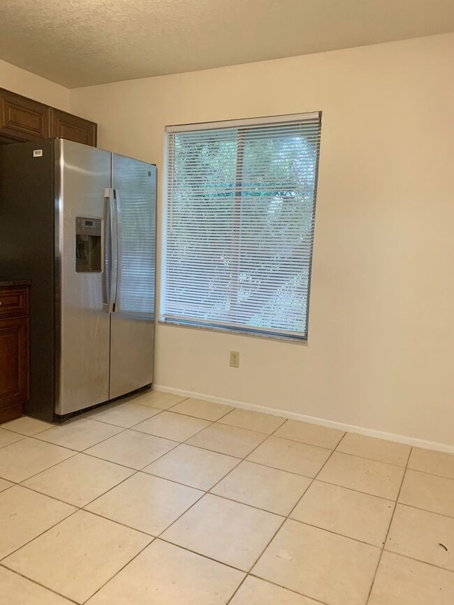 Foto del edificio - Cozy 3/2 Fenced Home on a Corner Lot