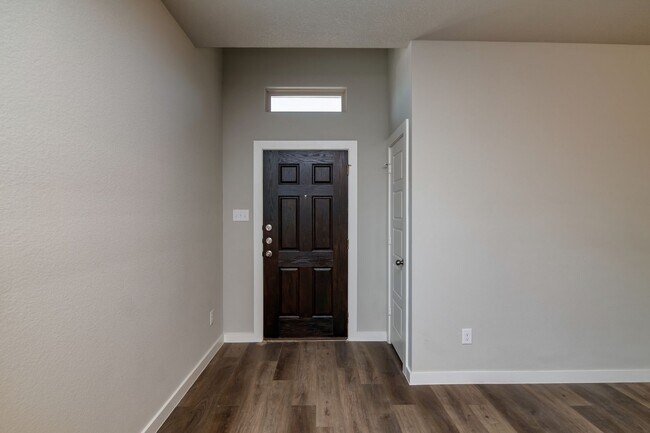 Building Photo - GORGEOUS 3 BEDROOM DUPLEX LOCATED IN MIDLO...