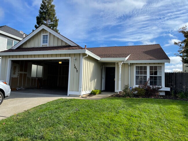 Building Photo - 1415 New England Dr