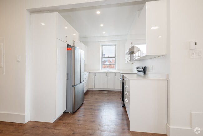 3BR, 2BA - 1350SF - Kitchen - Plaza Court