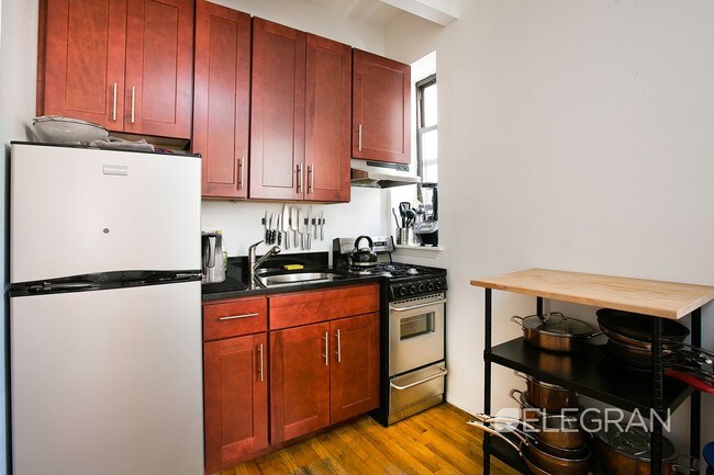 Foto del edificio - 217 E 33rd St