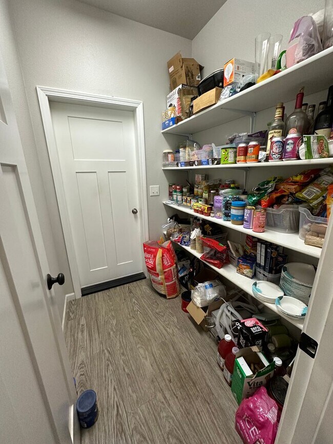 Building Photo - LONG TERM UNFURNISHED HOME