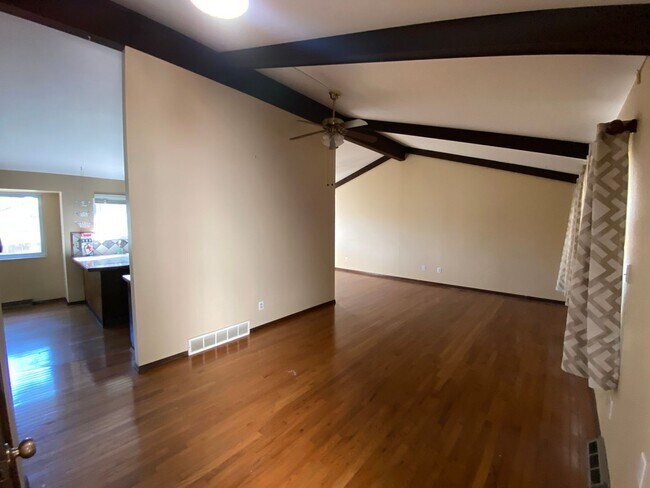 Foto del edificio - Spacious 4-Bed Rental in Aurora Featuring High Ceilings and Large Yard