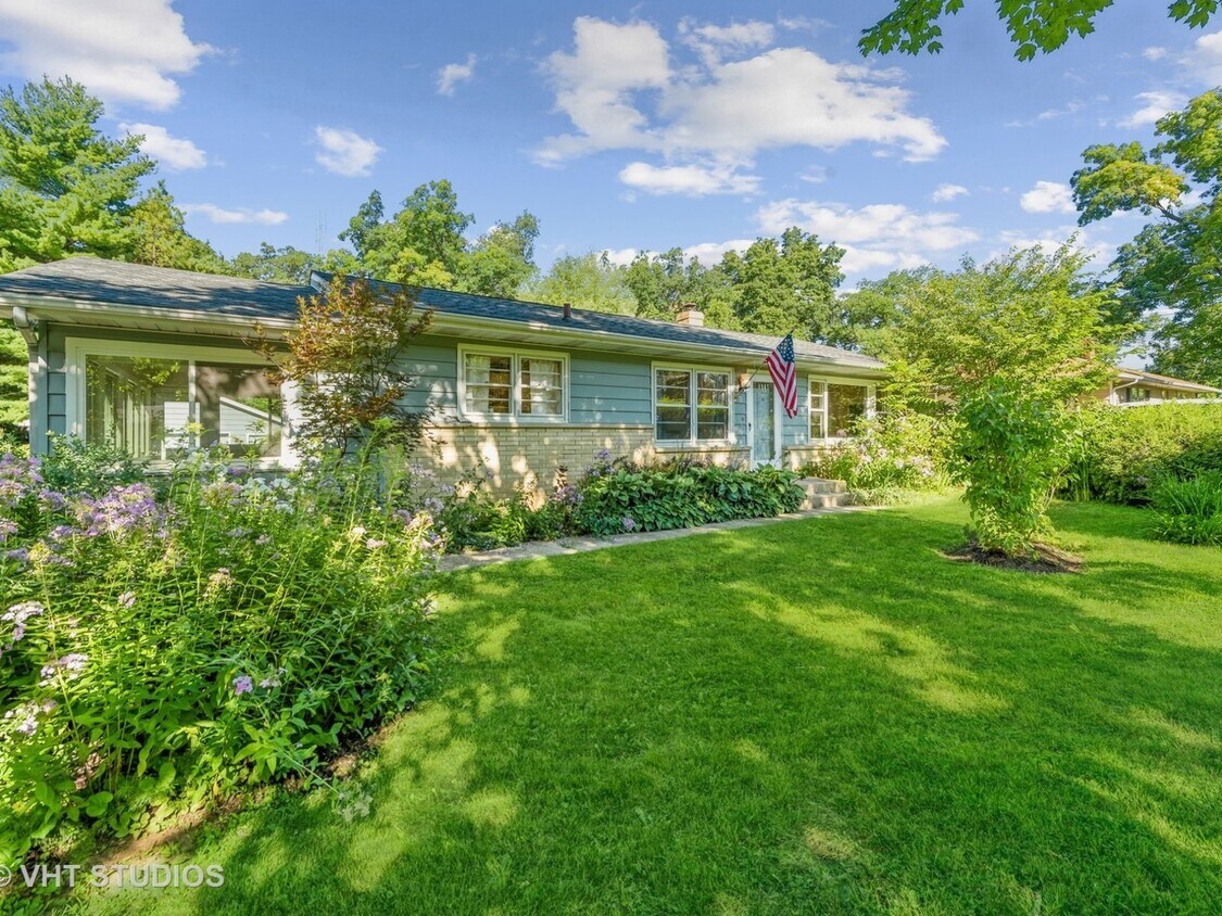 1007 Hickory Rd, Woodstock, IL 60098 House Rental in Woodstock, IL