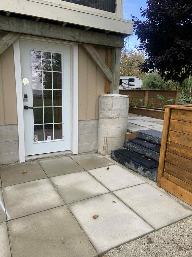 entrance to mudroom - 34 Kohl St