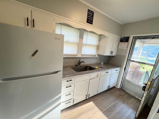 Foto del edificio - 2 bedroom 1 bathroom house for rent
