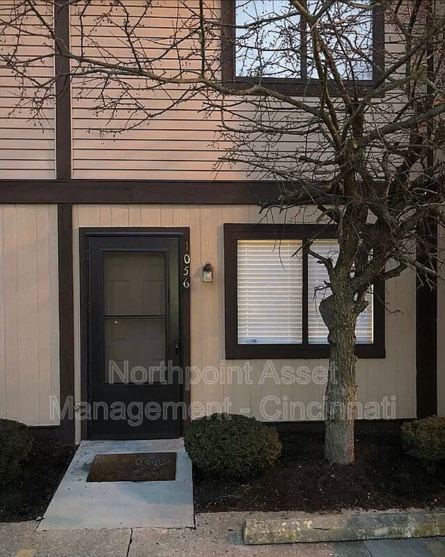 Primary Photo - 1056 Foster Ave