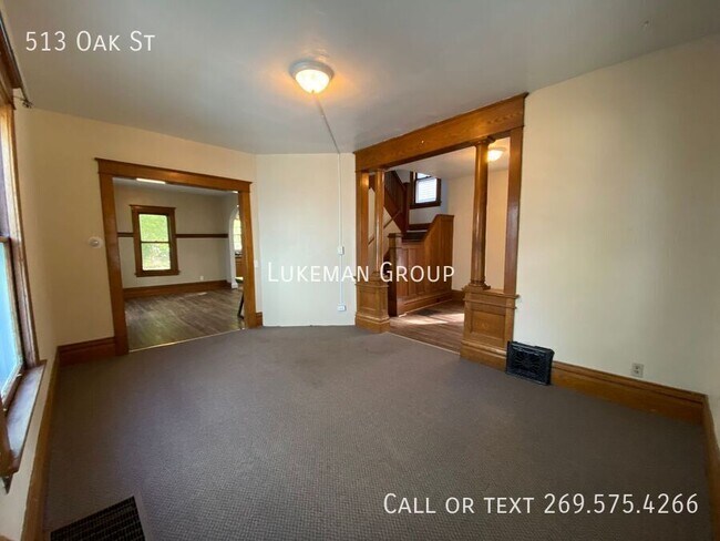 Building Photo - 513 Oak St
