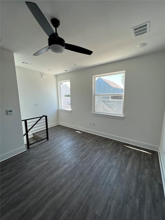 Foto del edificio - 7603 Carver Ave