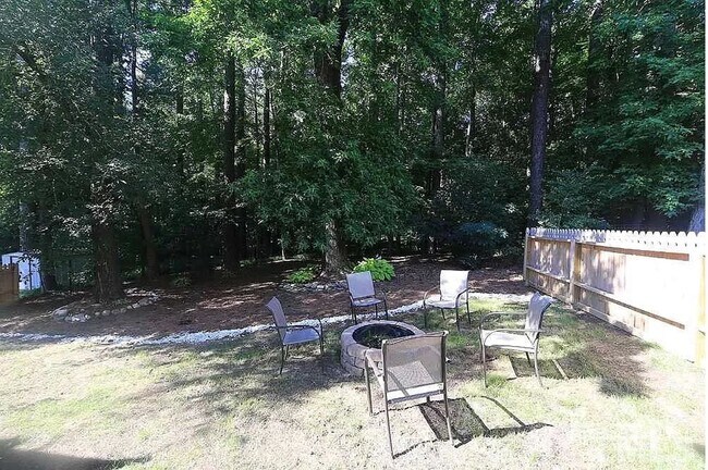 Foto del edificio - Charming 3 Bedroom w/2 Car Garage!